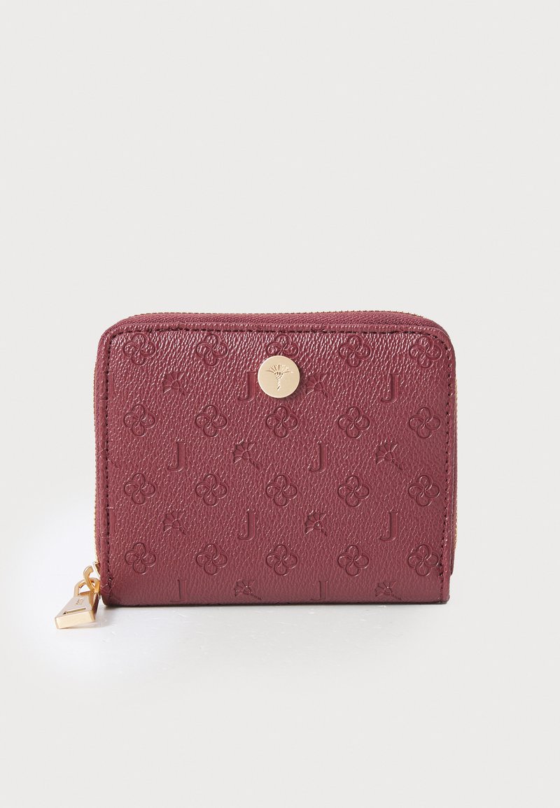 Burgundijas ādas rāvējslēdzēja maks, kas raksturots ar reljefi izstrādātiem ziedu motīviem, zelta logotipa akcentu un zelta aparatūras rāvējslēdzēja vilkšanu. Teksturēts, kompakts dizains.