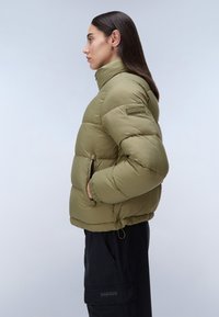 Olivgrön puffjacka med hög krage, blixtlåsförsedda sidfickor, elastiska manschetter och en åtsittande fåll, tillverkad av slät, quiltad material.