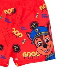 Rode zwemkleding met kleurrijke "Paw Patrol"-prints, inclusief karakterafbeeldingen en tekst. Gemaakt van lichtgewicht, rekbaar materiaal.