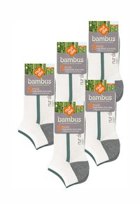 Pięć opakowań białych bambusowych skarpetek do sneakersów dla mężczyzn, z szarymi palcami i piętami, zielonymi paskami oraz pomarańczowymi metkami z logo.