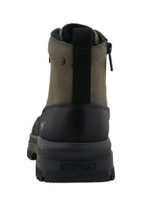 Cizmă impermeabilă de culoare verde închis, cu talpă din cauciuc negru, superior din piele netedă, panou elastic vertical negru pe lateral și tab de prindere pe spate.