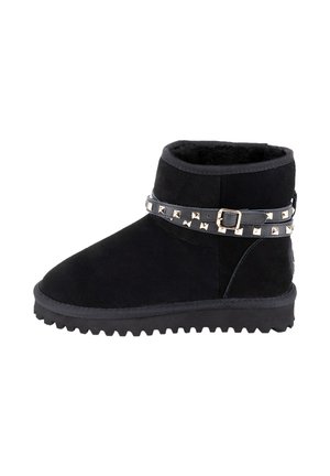 Stivaletti neri alla caviglia in suede, con suola in gomma texturizzata e una cintura decorativa con borchie metalliche. Fodera in pelliccia morbida visibile nella parte superiore.