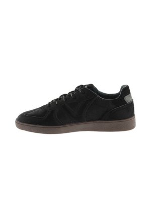 Sneaker nera low-top con tomaia in tessuto strutturato, lacci neri e suola in gomma marrone mostrata di profilo laterale.