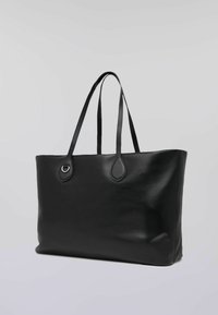 Svart läder tote-väska med slät textur, dubbla handtag och ovala hårdvaruaccenter. Rektangulär form, strukturerad design, odekorerad yta.