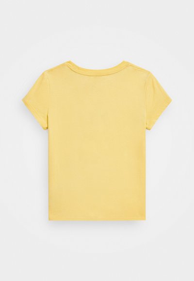Rumena kratka majica s kratkimi rokavi in okroglo izrezom ter gladko teksturo. Brez vidnih vzorcev ali dodatkov. Preprost in klasičen dizajn.