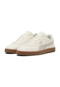 Witte leren sneakers met een beige, gestructureerd accent, platte veters en een bruine rubberen zool. Voorzien van subtiele branding aan de zijkanten.