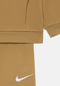 Nike Sportswear HOODED PROPUS TAPING SET UNISEX - Tepláková súprava - parachute beige