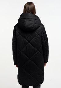 Lange zwarte pufferjas met een capuchon. Bevat diamantpatroon, een relaxte pasvorm en lange mouwen. Gladde textuur en knielange ontwerp.