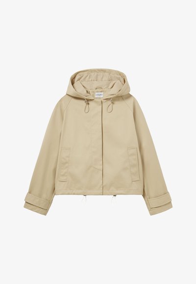 Veste à capuche beige au design court, avec taille réglable, deux poches avant et manches retroussées. Fabriquée à partir d'un matériau lisse.