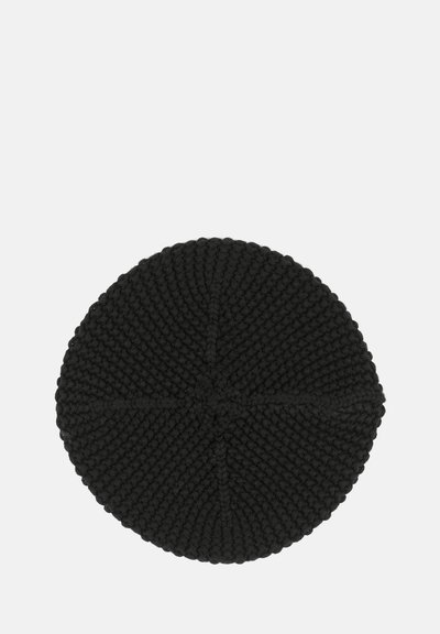 Crni pleteni beret u obliku kruga s teksturiranom površinom i detaljima od križnog šavova na vrhu.