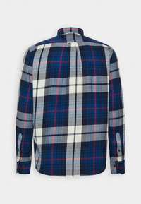 Camisa de manga larga con un patrón a cuadros en azul, gris y rojo. Presenta un cuello con botones y puños abotonados, con un dobladillo recto.