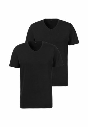 Zwei schlichte schwarze T-Shirts mit kurzen Ärmeln und V-Ausschnitt nebeneinander auf weißem Hintergrund.