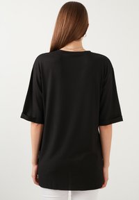 LELA Slim Fit - Pluus - black