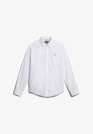 Witte blouse met lange mouwen, gekenmerkt door een puntkraag, knoopsluiting aan de voorkant, een enkel borstembleem en een licht gebogen zoom met subtiele textuur.