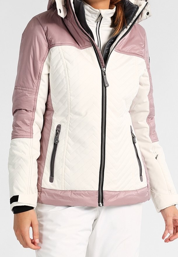 Veste matelassée blanche et rose avec capuche, dotée d'une fermeture éclair avant, de deux poches latérales et de fermetures éclair noires. Motif chevron texturé sur le tissu.