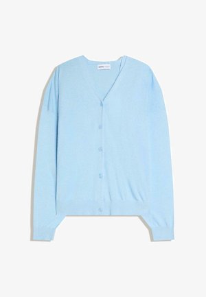 Jasnoniebieski kardigan na guziki z dekoltem w serek i długimi rękawami, przedstawiony na płasko na białym tle.