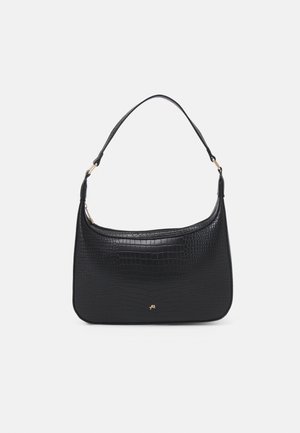 Bolso negro de hombro con textura de cocodrilo, cremallera curva en la parte superior, una sola correa y un pequeño logo dorado en el centro frontal.