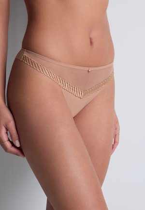 String beige transparent avec une décoration dorée le long de la taille et un subtil accent nœud au centre. Texture douce et lisse.