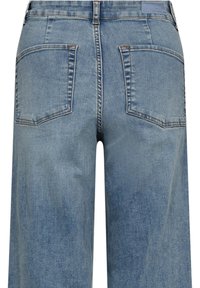 Pantalones vaqueros de pierna ancha en azul claro, con dos bolsillos traseros, una cinturilla con costura y un acabado de textura suave.