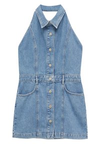 Robe en denim bleu clair avec col chemise, sans manches, boutons sur le devant et deux poches latérales. Présente des coutures structurées.