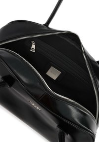 Sort læderhåndtaske med lynlåsåbning, indvendig lynlås lomme og brandlogo detalje. Glat tekstur og struktureret form.