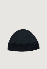 Căciulă neagră, cu un capac neted și ușor, și o bandă de jos texturată, asemănătoare cu blana, de culoare închisă. Design rotund, strâns.