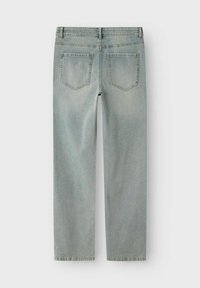 Jeans de mezclilla azul claro con corte recto, cinco bolsillos y detalles de costura. La tela tiene una textura suave y desgastada.