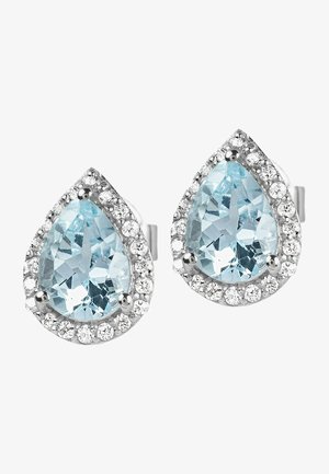 Orecchini a goccia in acquamarina circondati da piccole pietre trasparenti, impostati in una cornice di argento lucido, caratterizzati da una superficie lucente e un design classico.