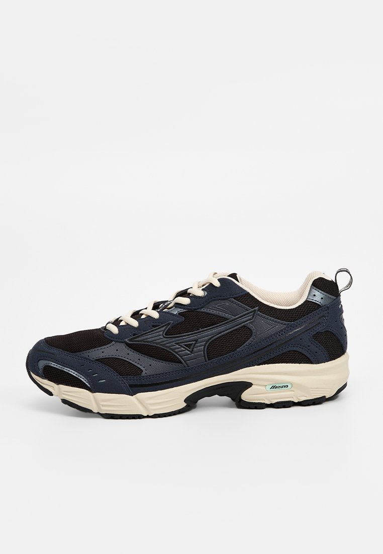 Scarpe sportive navy e nere con tomaia in rete e sintetico, accenti crema, punta rotonda e suola texturizzata. Chiusura con lacci e dettaglio del logo.