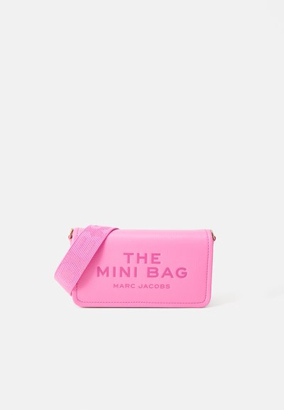 Mini mala sintética cor-de-rosa com formato retangular, apresentando uma alça combinando e texto em relevo "THE MINI BAG MARC JACOBS" na parte da frente.