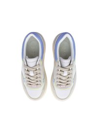 Sneakers med ovandel i ljusgrå och vit läder, blå och gula accenter, snörning och perforerad tå för bra andningsförmåga.