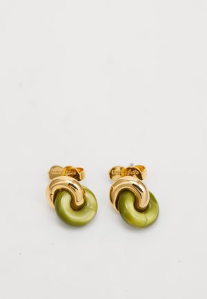 Pendientes de botón en forma de nudo retorcido en oro y verde oliva con un acabado brillante, exhibidos sobre un fondo blanco.