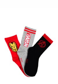 Drie paar sokken: rood met Iron Man-afbeelding, grijs met "Marvel" tekst en rode strepen, zwart met rood Avengers-logo. Gemaakt van een katoenmix.