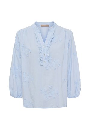 Lyseblå bluse med blomsterbroderi, tre dekorative knapper, flæsekantet V-hals og lange oppustede ærmer med elastiske manchetter.