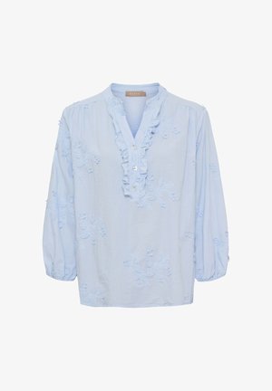 Lyseblå bluse med blomsterbroderi, tre dekorative knapper, flæsekantet V-hals og lange oppustede ærmer med elastiske manchetter.