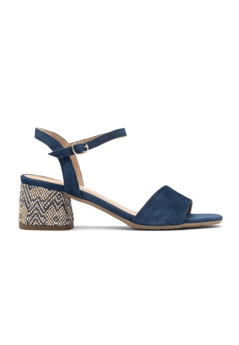 Granatowe zamszowe sandały z odkrytymi palcami i paskiem na kostkę, z ozdobnym, plecionym obcasem w kształcie bloku. Gładka faktura i regulowany klamra.