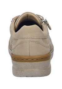 Sneaker in suede beige dalla forma arrotondata, con colletto imbottito e suola in gomma testurizzata. Caratterizzato da una fascia regolabile con ferramenta metallica.