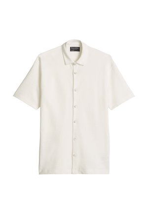 Weißes kurzärmeliges Hemd mit Kragen und Knopfleiste aus strukturiertem Stoff, mit Marc O'Polo Etikett, vor einem einfarbigen Hintergrund gezeigt.