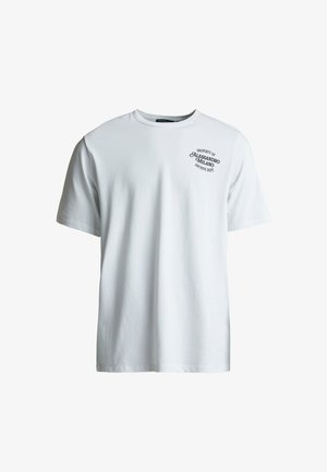 Balta kokvilnas T-krekls ar apaļu kakla izgriezumu, īsām piedurknēm un melnu uzrakstu kreisajā krūtī, kas norāda "Alessandro Milano Archive Dept. īpašums."