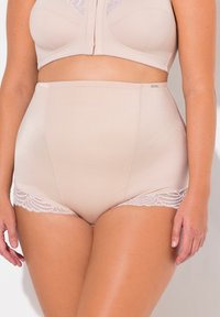 Beige, hoch geschnittene Unterhosen mit einem glatten Stoff und einer Spitzenbordüre an den Beinöffnungen. Das Design enthält ein zartes, strukturiertes Detail.