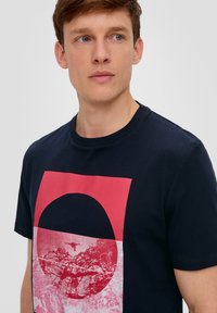 s.Oliver MIT FRONTPRINT - T-Shirt print - navy