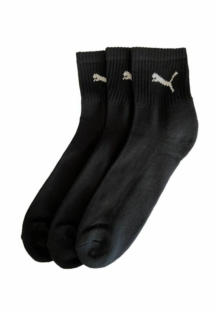 Drei schwarze Puma Crew-Socken mit dem weißen Puma-Logo nahe dem oberen gerippten Bündchen, nebeneinander auf einem weißen Hintergrund angeordnet.