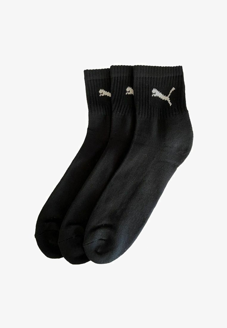 Drei schwarze Puma Crew-Socken mit dem weißen Puma-Logo nahe dem oberen gerippten Bündchen, nebeneinander auf einem weißen Hintergrund angeordnet.