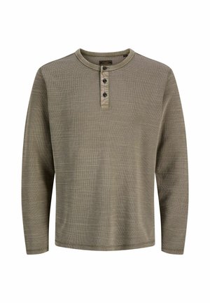 Chemise Henley marron texturée à manches longues avec trois boutons foncés et un col rond sur fond blanc.