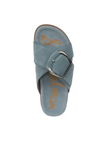 Sandalo slide in suede di colore azzurro chiaro con una ampia fascia e fibbia metallica. Presenta il logo embossato in oro sulla soletta. Suola piatta.