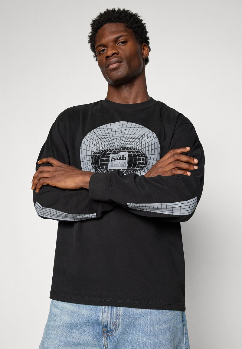 Camiseta de manga larga negra con un patrón de cuadrícula gris y un logo en el pecho, con acentos similares en las mangas. Corte clásico.