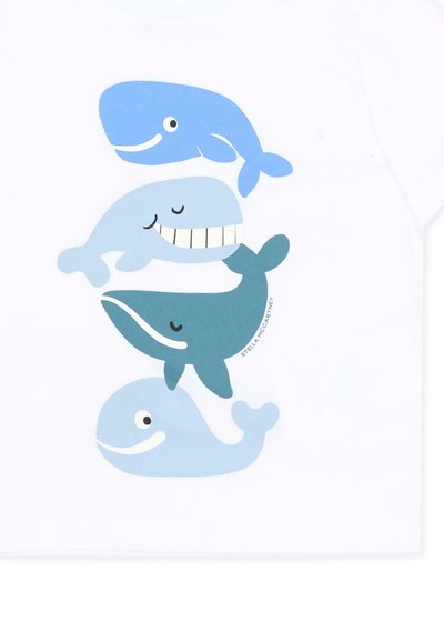 Quattro balene blu disegnate in stile cartone animate impilate verticalmente su uno sfondo bianco, ciascuna con espressioni facciali diverse e tonalità di blu differenti.