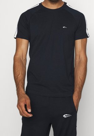 Zwart sportshirt met korte mouwen en raglanmouwen, voorzien van een wit logo op de borst en subtiele witte accenten op de schouders.
