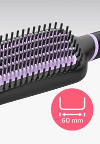 Zwarte haarborstel met een brede, platte basis, afgeronde randen en paarse haren. Heeft een kromming van 60 mm breed voor styling.