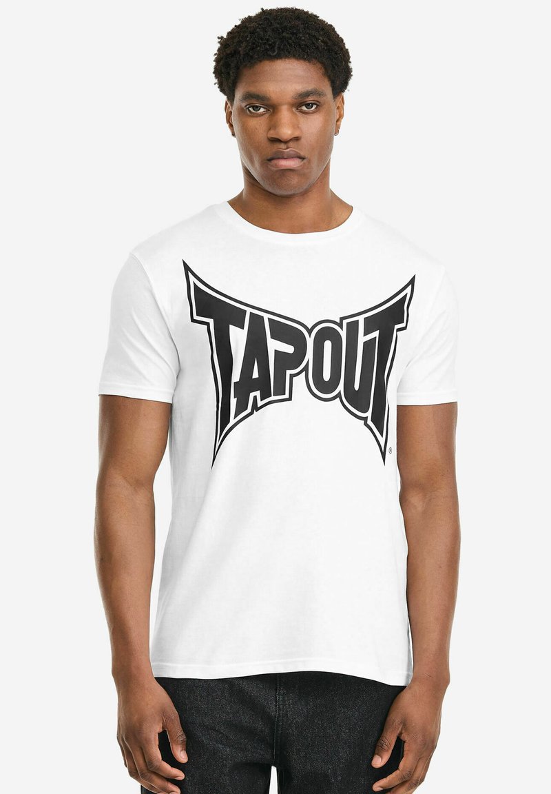 Weißes Baumwoll-T-Shirt mit einem großen schwarzen "TAPOUT"-Logo auf der Vorderseite. Kurze Ärmel und Rundhalsausschnitt.